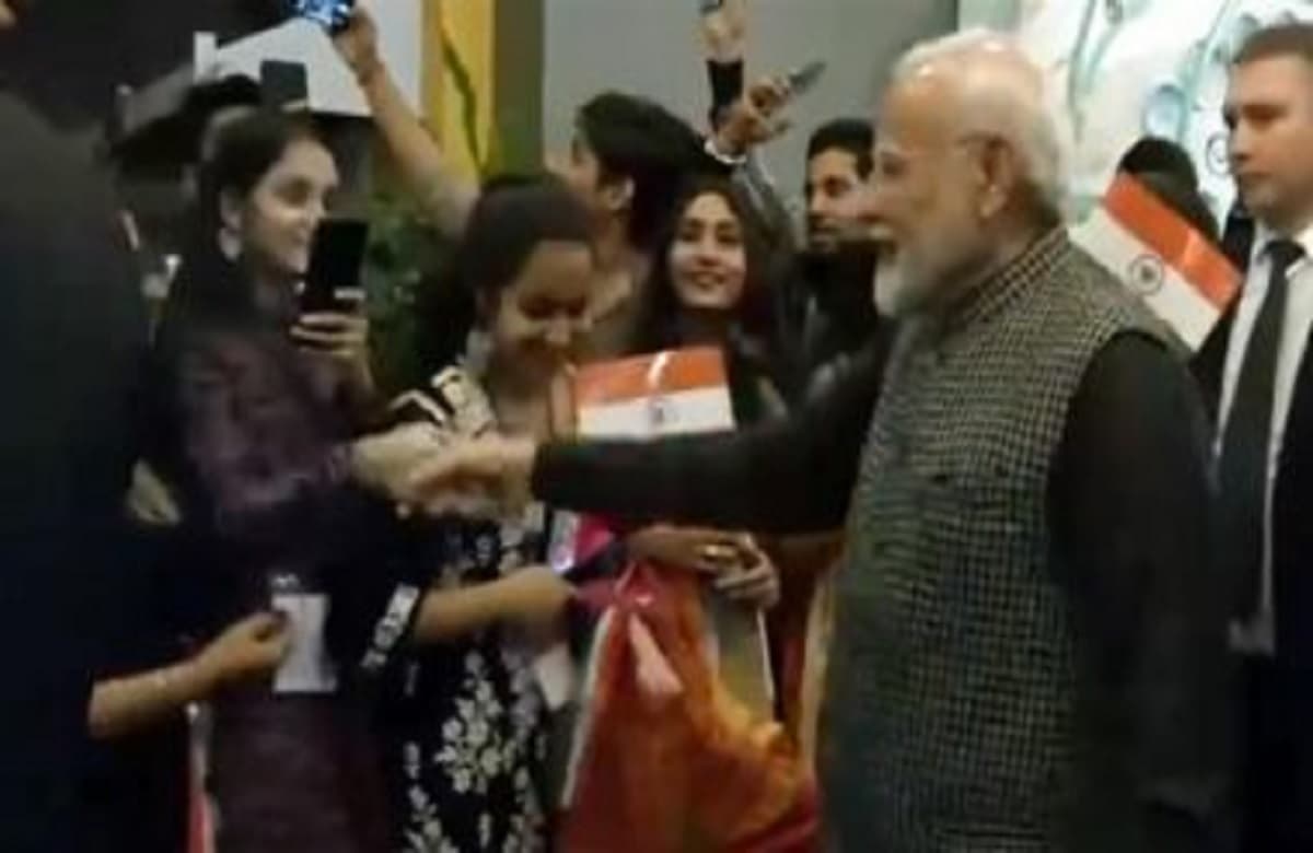 PM Modi Russia Visit: 16वें ब्रिक्स शिखर सम्मेलन में भाग लेने रूस पहुंचे पीएम मोदी, भारतीय समुदाय के लोगों ने किया भव्य स्वागत