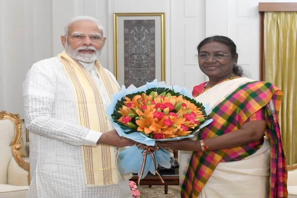 PM Modi Diwali Celebration: पीएम मोदी ने राष्ट्रपति और उपराष्ट्रपति से की मुलाकात, दी दिवाली की शुभकानाएं