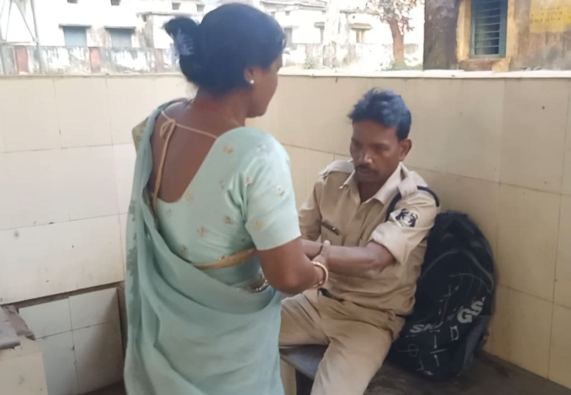 ‘मैं अभी नशे में हूं…’, महिला के साथ इस हाल में दिखा शराबी पुलिस वाला, न वर्दी का ख्याल न कोर्ट का ध्यान