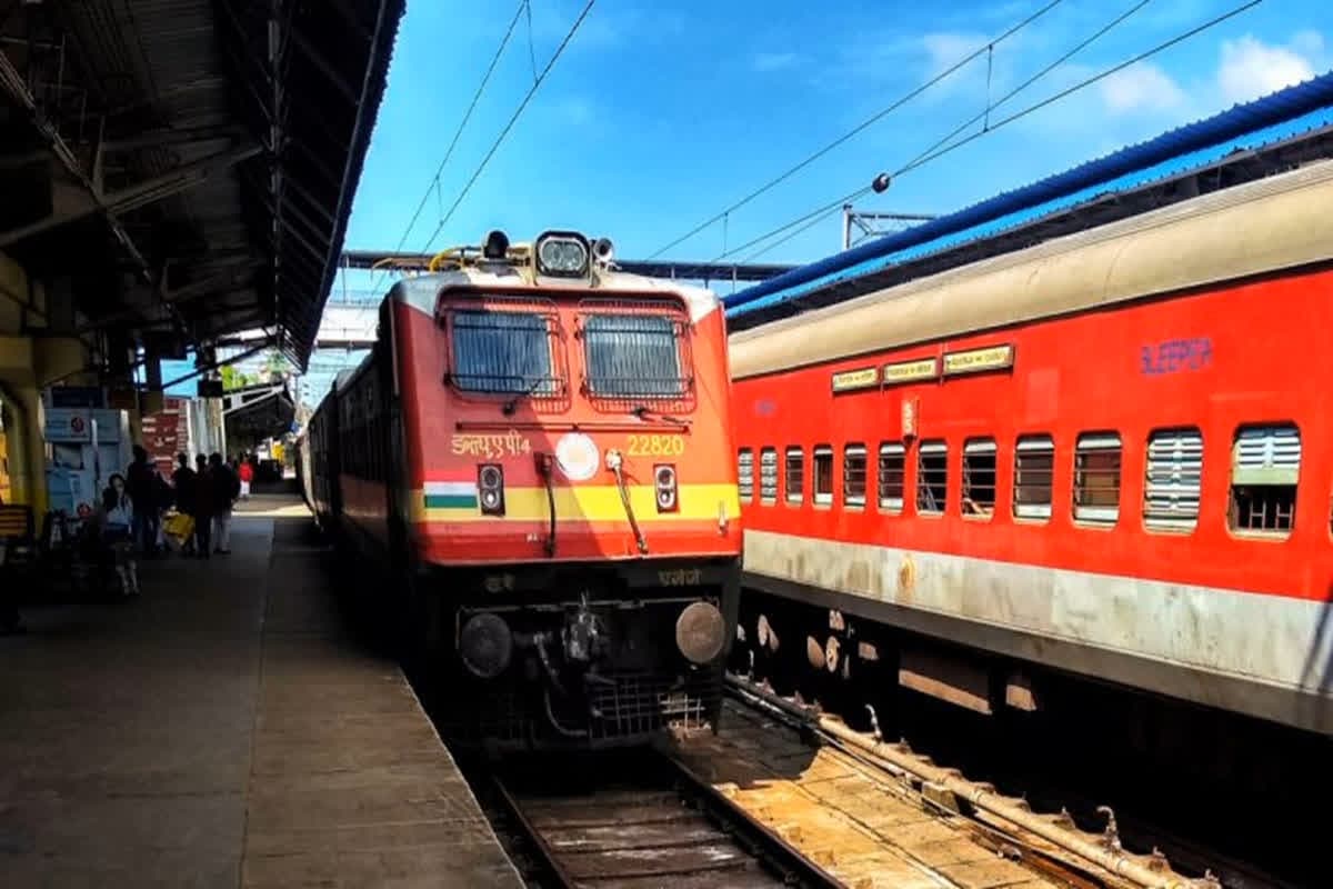 Central Railway Decision: रेलवे ने किया बड़ा ऐलान, अब इन स्टेशनों पर नहीं मिलेगी प्लेटफॉर्म टिकट, जानें क्यों
