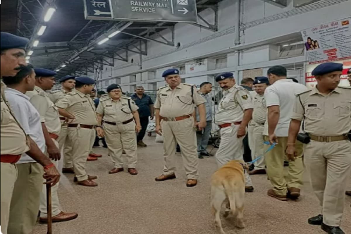 Threat To Bomb Railway Station: एक साथ आठ रेलवे स्टेशनों को मिली बम से उड़ाने की धमकी, उपद्रवियों ने चिट्ठी लिखकर कही ये बड़ी बात, मचा हड़कंप