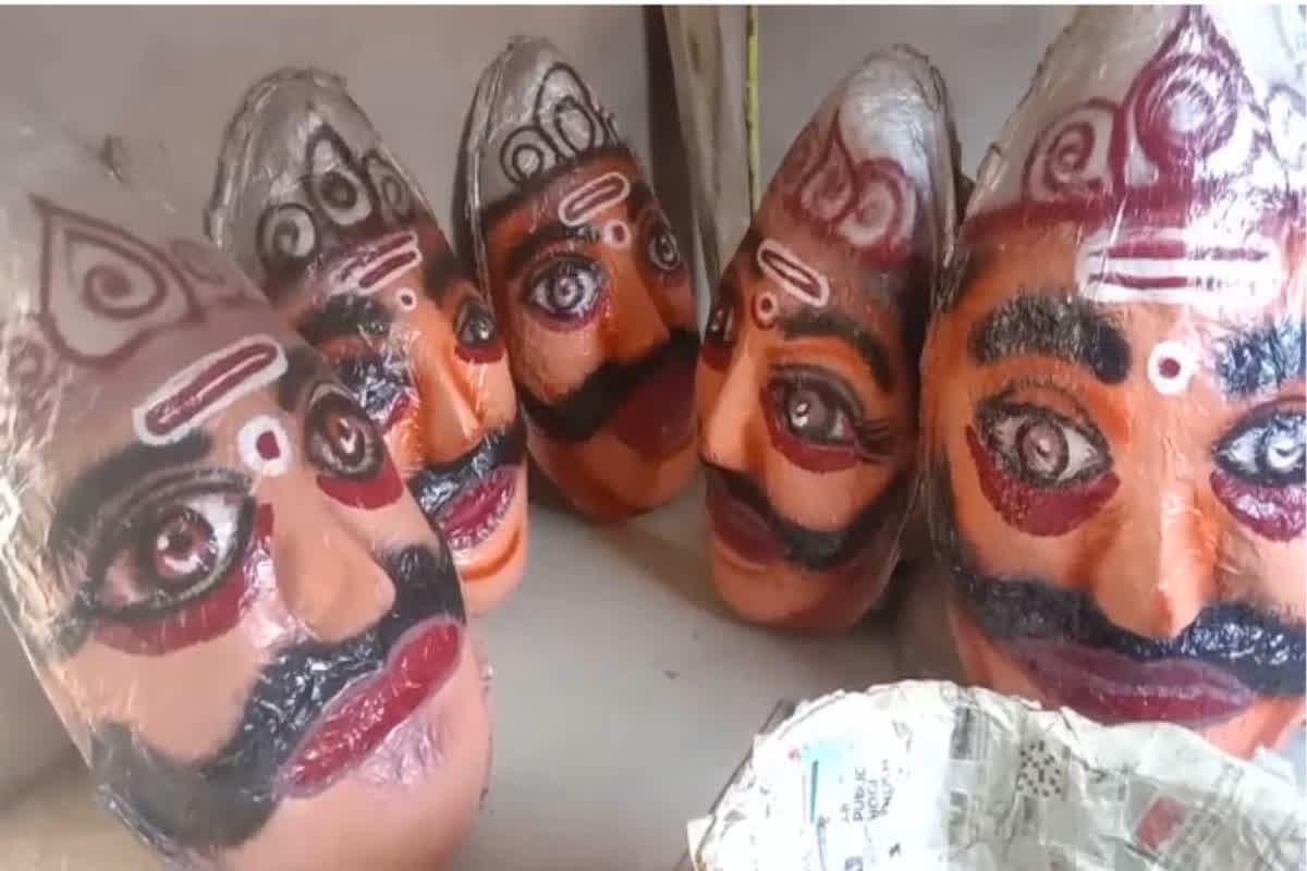 Dussehra Special: रावण के पुतले बनाने के लिए प्रसिद्ध है छत्तीसगढ़ का ये गांव, डॉक्टर का परिवार 50 सालों से कर रहा काम, कई जगहों से मिलते हैं ऑर्डर