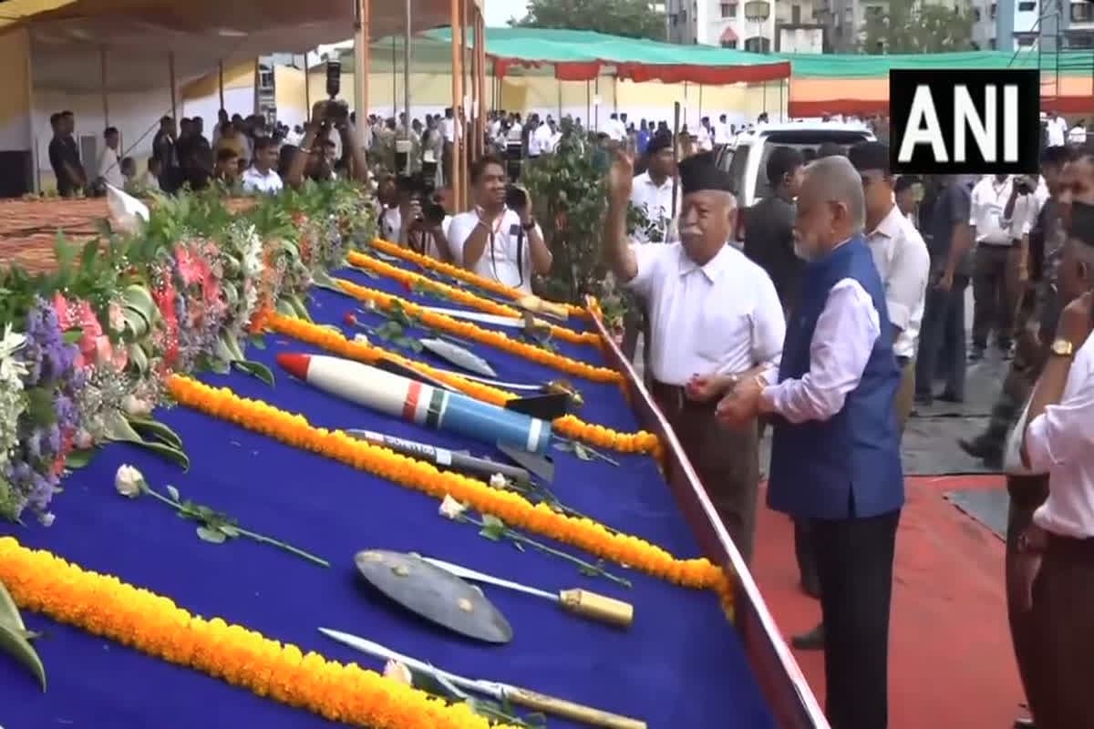 RSS Shastra Puja: आरएसएस के शस्त्र पूजन के पीछे है बड़ा कारण, इस वजह से हर साल संघ के सदस्य पूरे विधि-विधान से करते हैं पूजा