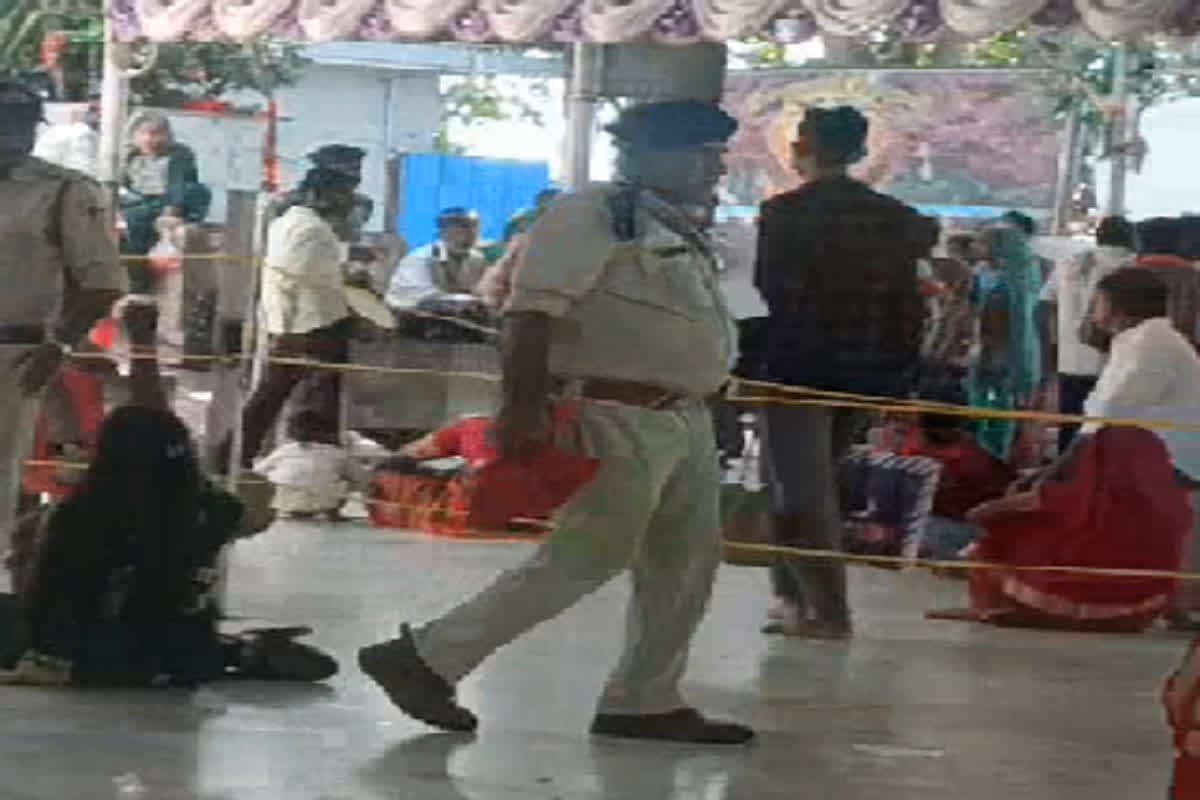 Satna News: मंदिर परिषद में जूते पहन कर घूम रहे थे दरोगा साहब, वीडियो वायरल होते ही मचा बवाल