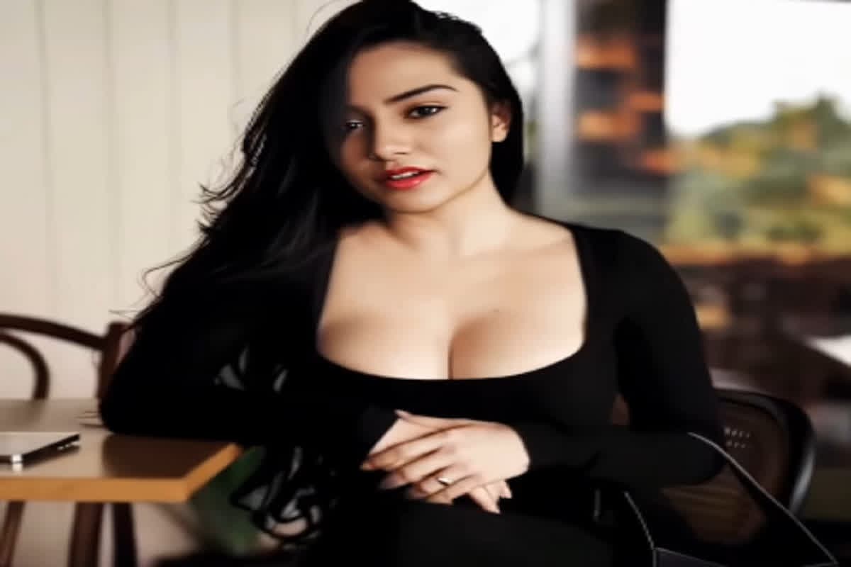 Indian Model Sexy Video: डिपनेक ड्रेस में मॉडल ने दिखाई सेक्सी अदाएं, बोल्डनेस देख फैंस के उड़े होश, वायरल हुआ वीडियो