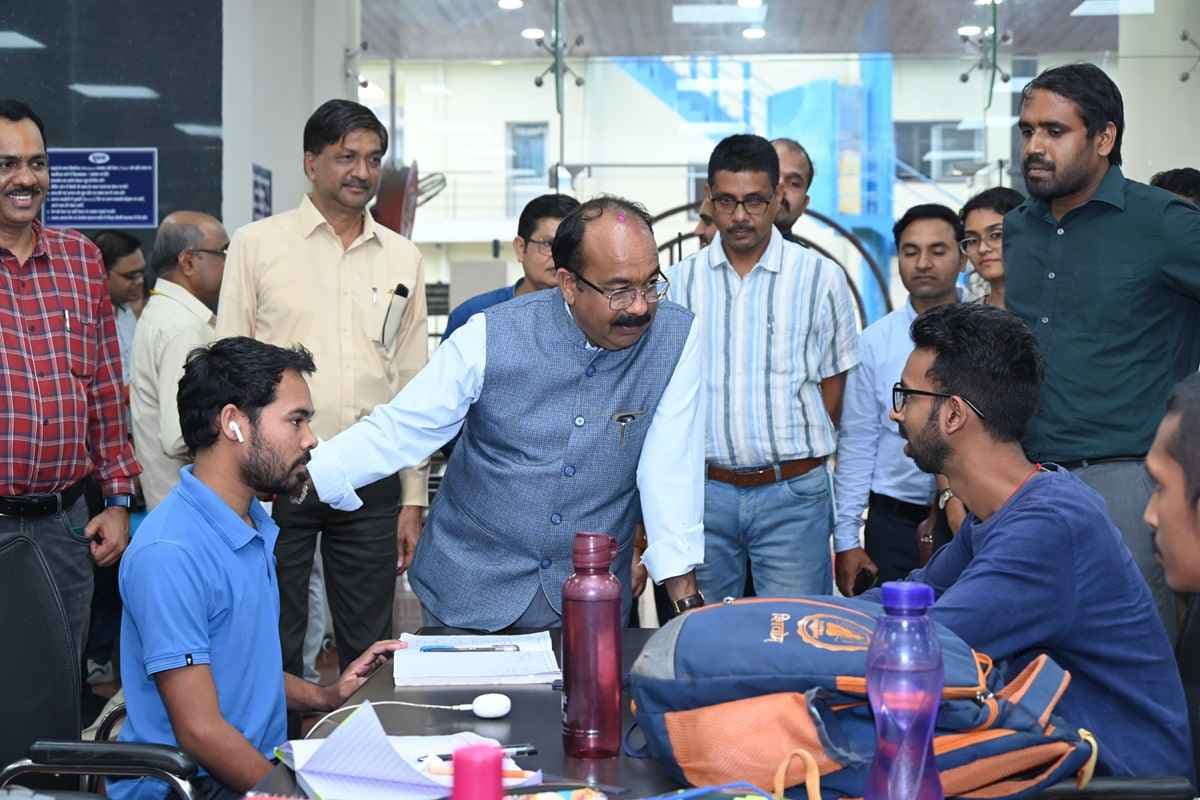 Deputy CM Arun Sao: लाइब्रेरी पहुंचे डिप्टी CM साव.. बच्चों के साथ लिया फरा-चटनी का स्वाद, अलग-अलग विकास कार्यों का किया बारीकी से निरीक्षण..