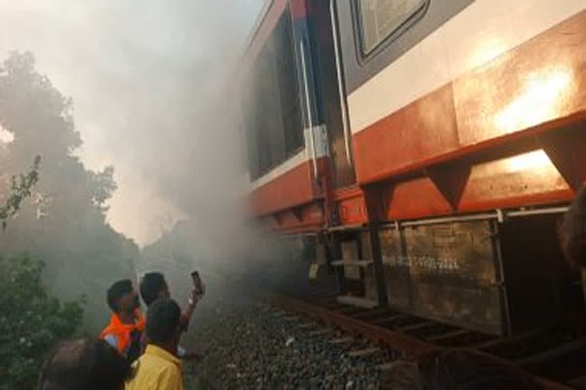 Fire In Train In MP : डेमू ट्रेन के इंजन में लगी आग, डरकर नीचे कूदे यात्री, नहीं पहुंच सकी फायर ब्रिगेड