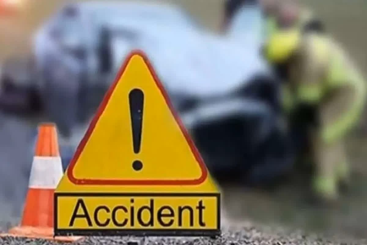 UP Road Accident: खड़ी ट्रैक्टर-ट्रॉली से टकराई तेज रफ्तार बाइक, हादसे में चार दोस्तों की दर्दनाक मौत, गांव में पसरा मातम