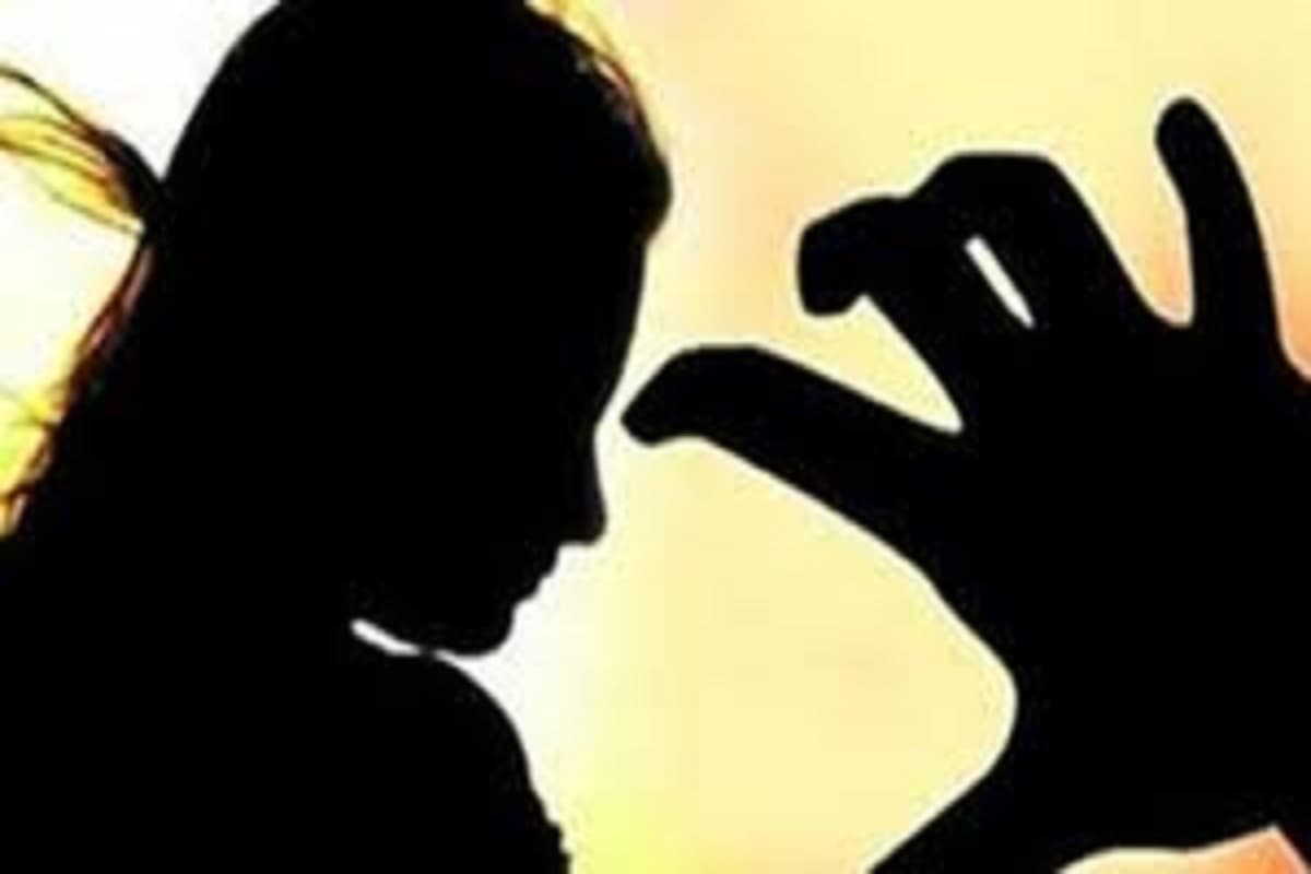 UP News: पार्क में बैठी लड़की के साथ ऐसी हरकत कर रहे थे मनचले, तभी आ पहुंची पुलिस और फिर… ये है पूरा मामला