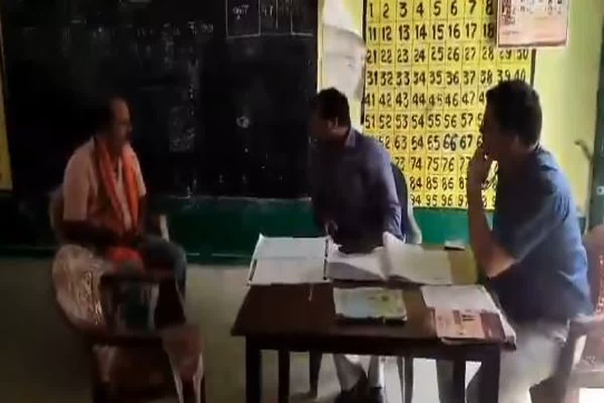 Drunk Headmaster Viral video : ‘दर्द बहुत था, इसलिए सिर्फ सौ ग्राम ले ली’, हेडमास्टर साहब का मासूमियत भरा जवाब सुन चौंके अधिकारी