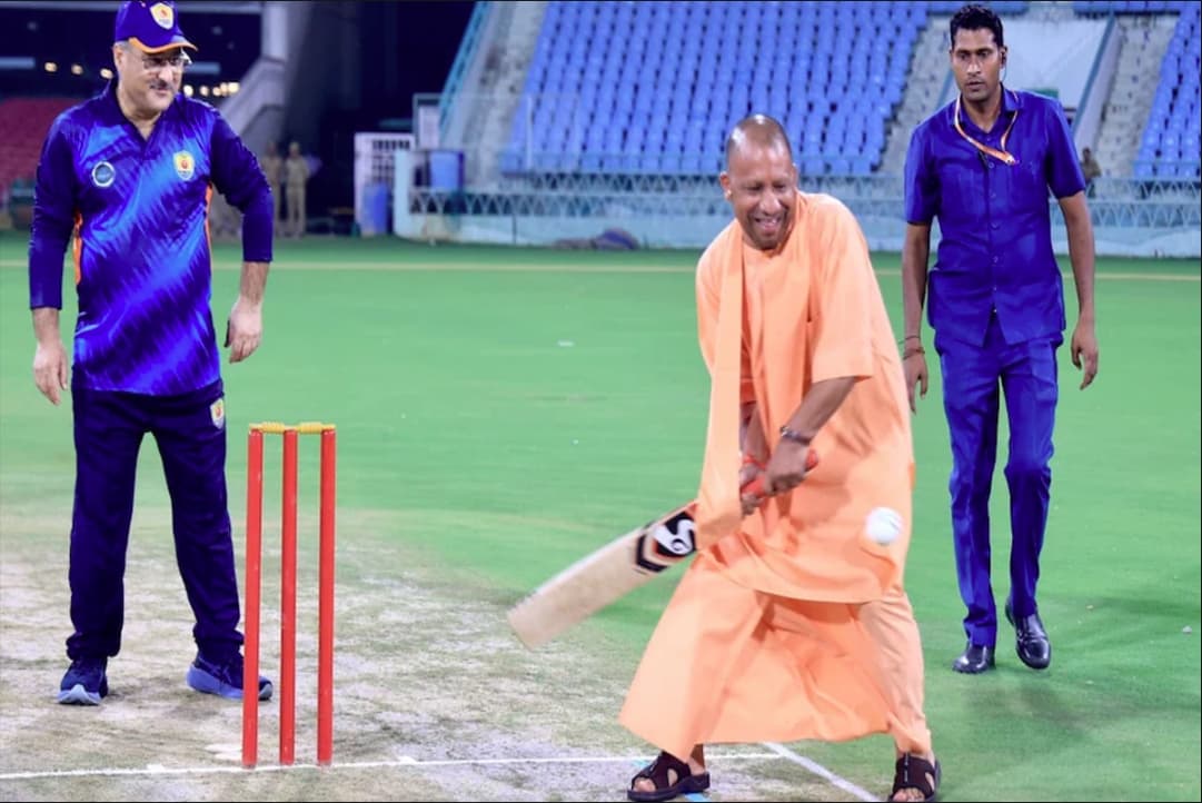 CM Yogi Played Cricket : क्रिकेट के मैदान में सीएम योगी ने दिखाया अपना हुनर.. लगाए गजब के शॉट, वीडियो देख हर कोई रह गया हैरान