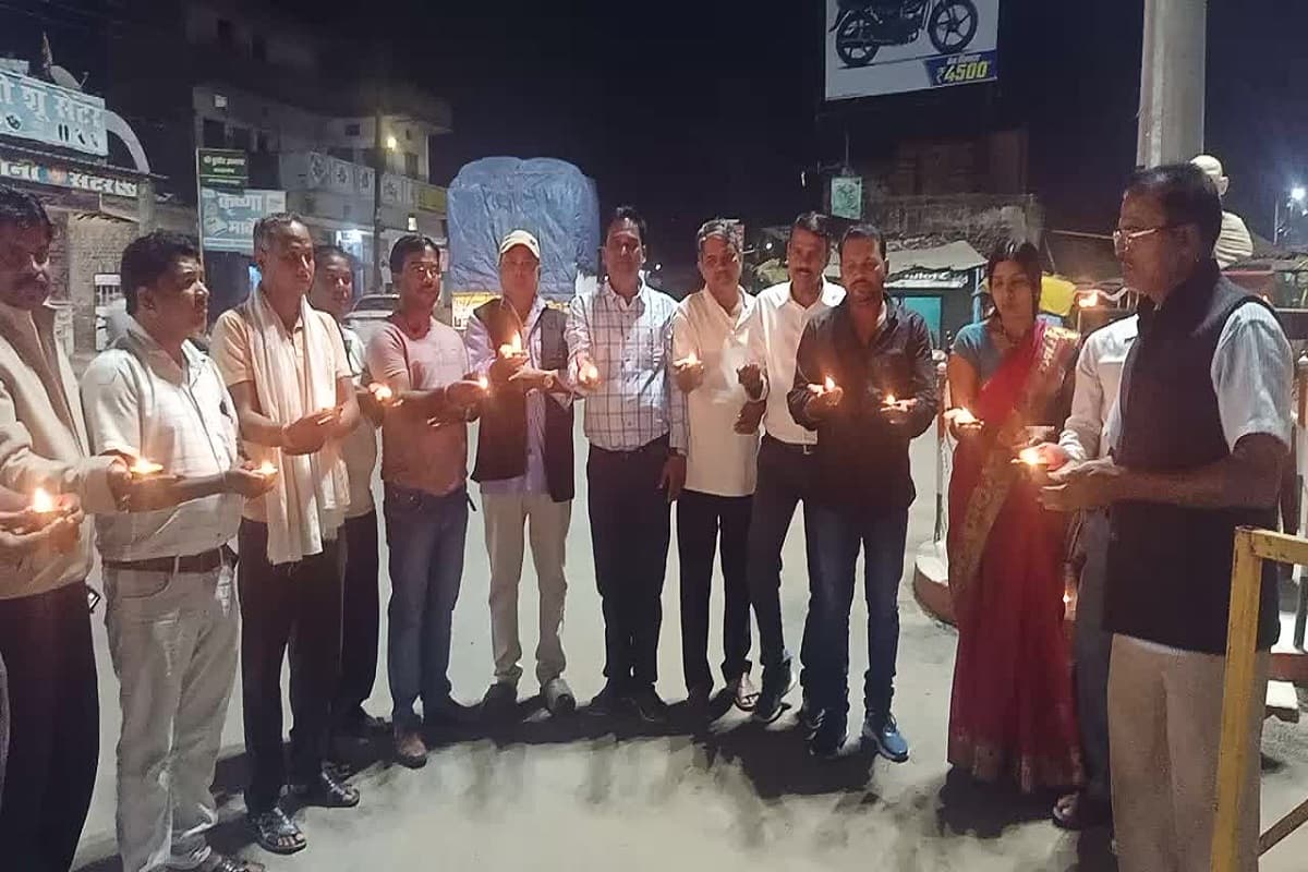 CG Teachers News: छत्तीसगढ़ में पूरी होगी वेतन विसंगति और पेशन की मांग! राज्य स्थापना दिवस पर शिक्षकों ने दिया जलाकर जताया विरोध