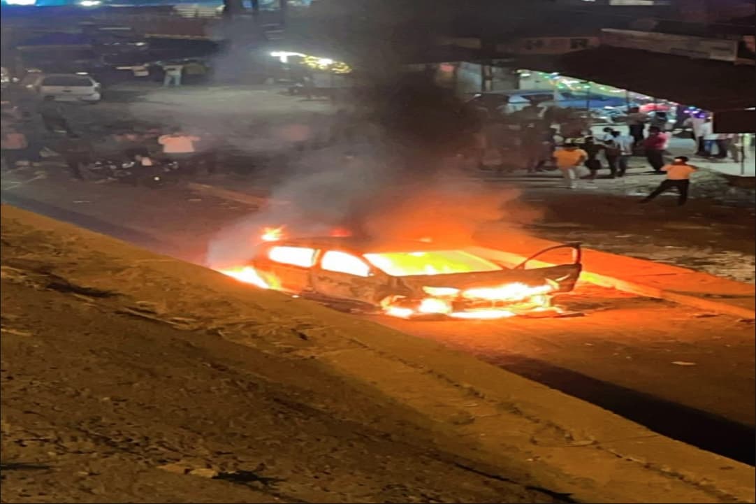 Fire in Car : चलती कार में अचानक लगी आग, चालक ने कूदकर बचाई अपनी जान, मचा हड़कंप