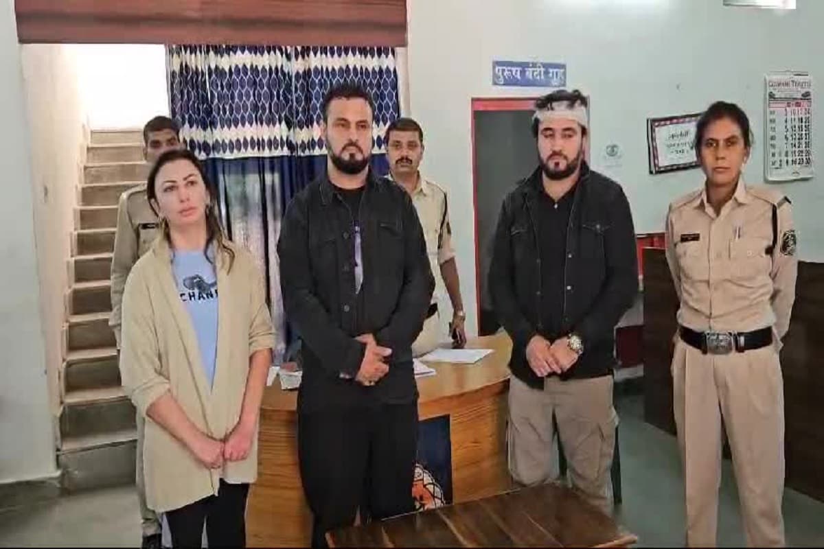 CG News: बेरीकेट्स तोड़कर भागी तेज रफ्तार कार, पुलिस ने घेराबंदी कर तीन विदेशी नागरिकों को दबोचा