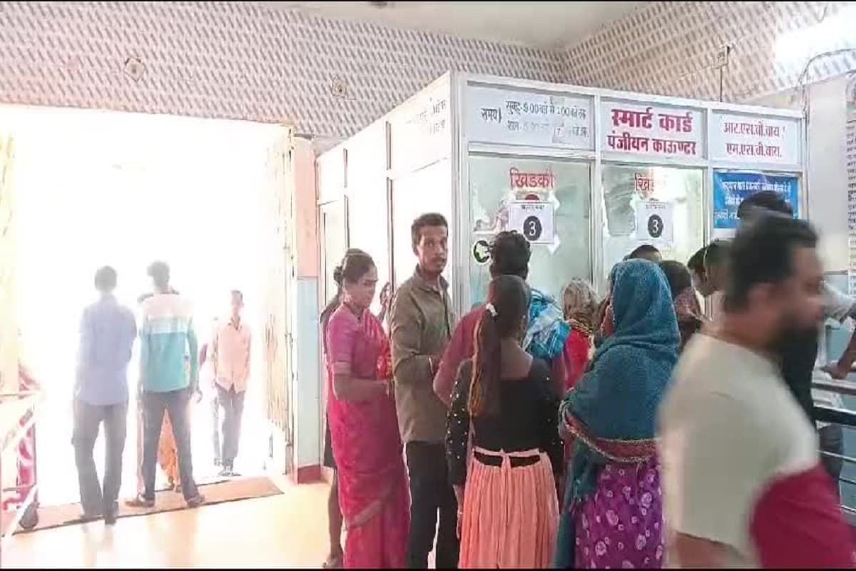 CG crime news : बाथरूम के बहाने अस्पताल से फरार हुआ कैदी, मचा हड़कंप, जेल प्रहरी सस्पेंड