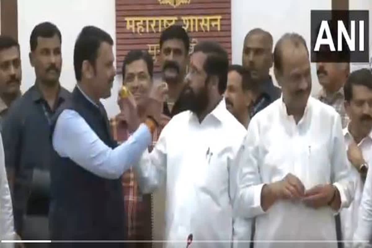 Ajit Pawar Video Viral After Results: अजित पवार ने नहीं खाया जीत का लड्डू, थमा दिया पीछे खड़े नेता को, जानिए क्यों किया ऐसा, वायरल हो रहा वीडियो