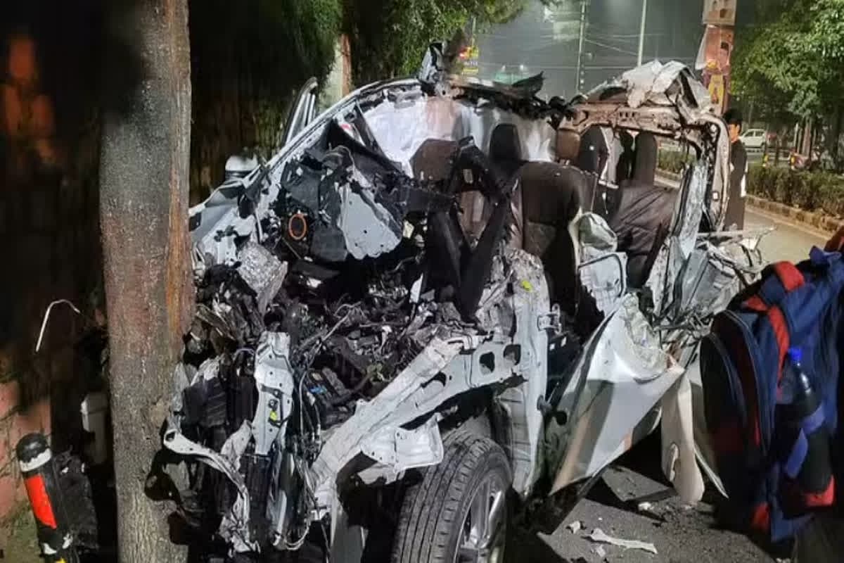 Dehradun Road Accident: राजधानी में दर्दनाक हादसा.. कंटेनर से टकराई कार के उड़े परखच्चे, 6 लोगों की मौत, 1 की हालत गंभीर