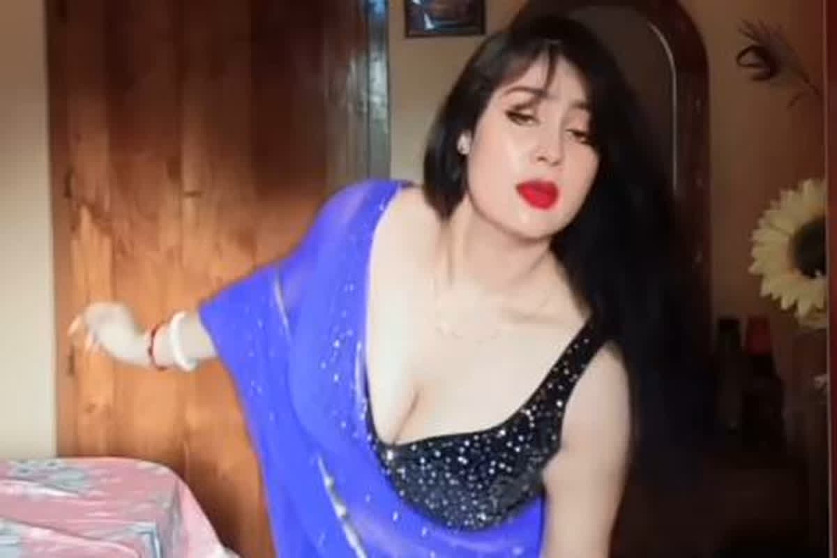 Desi Bhahi Hot Sexy Video HD: देसी भाभी ने बैकलेस ब्लाउज पहनकर ढाया कहर, देखकर देवर हुए दीवाने, बढ़ों में चढ़ने लगी जवानी