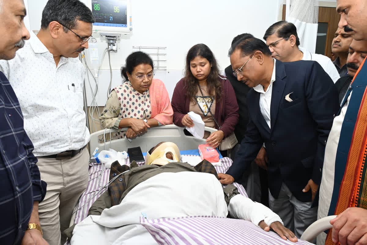 Ramvichar netam in ramkrishna care: सामने आई घायल मंत्री रामविचार नेताम की पहली तस्वीर.. CM विष्णुदेव साय से कर रहे हैं बातचीत, आप भी देखें