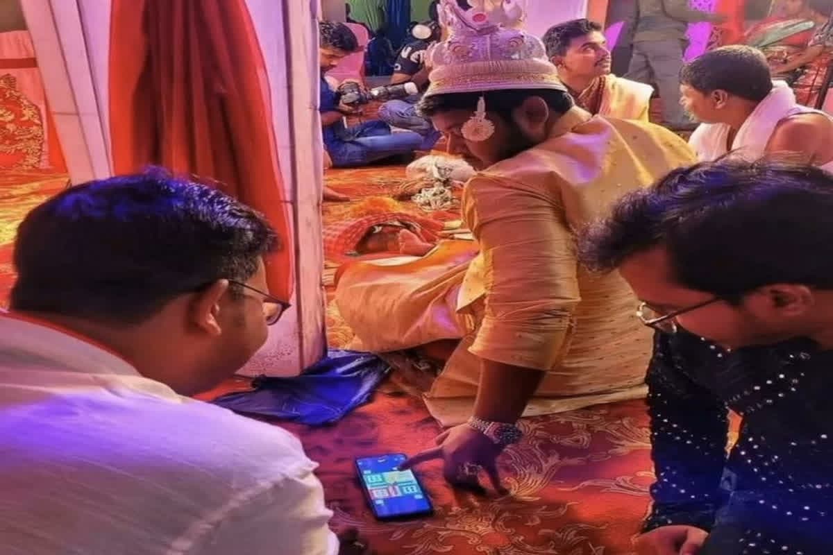 Groom Viral Pic: इधर मंत्र पढ़ रहे थे पंडित जी, उधर शादी के मंडप में ऐसा काम करते नजर आया दूल्हा, देखकर दुल्हन भी रह गई दंग