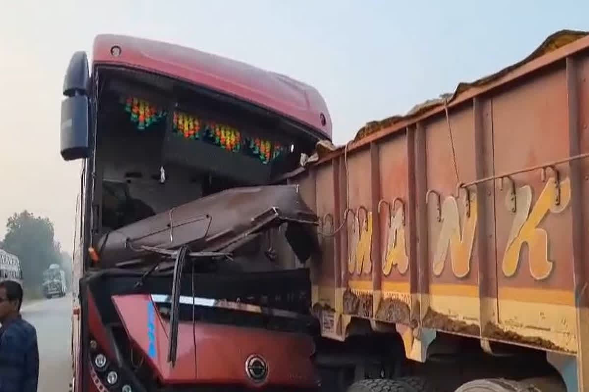 Accident in Keshkal Ghati Today: केशकाल घाट में बस और ट्रक के बीच जोरदार टक्कर, एक दर्जन से अधिक यात्री घायल, दो ​की हालत नाजुक