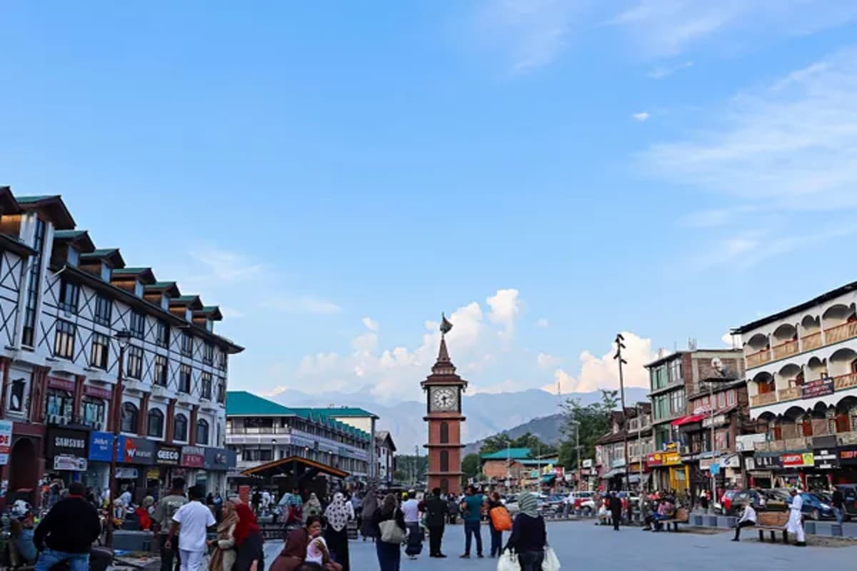 Blast at Lal Chowk in Srinagar : श्रीनगर के लाल चौक पर हुआ बड़ा धमाका.. विस्फोट में करीब 10 लोग घायल, मचा हड़कंप