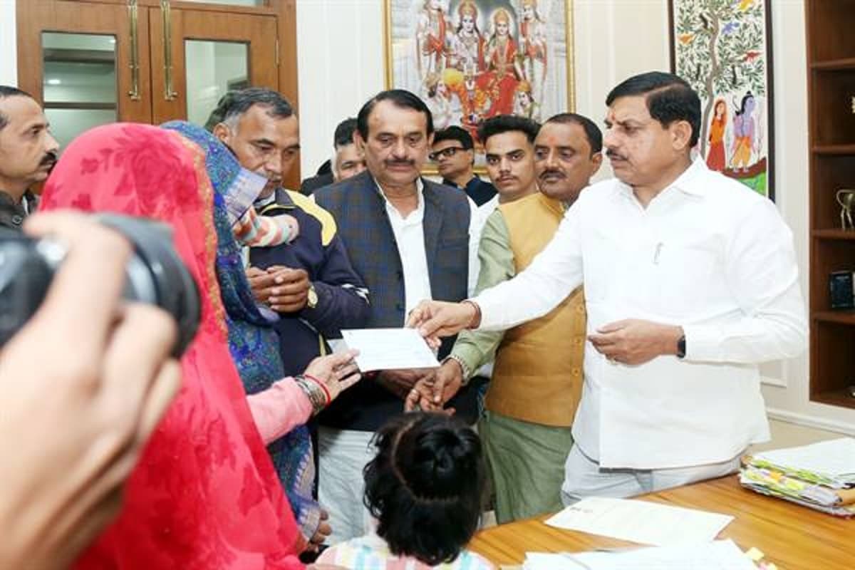MP News: शौर्य चक्र से सम्मानित शहीद जवान के परिजनों से मिले सीएम डॉ. मोहन यादव, सौंपा एक करोड़ रुपए का चेक, कहा- प्रदेशवासियों को है स्व. पवन भदौरिया पर गर्व