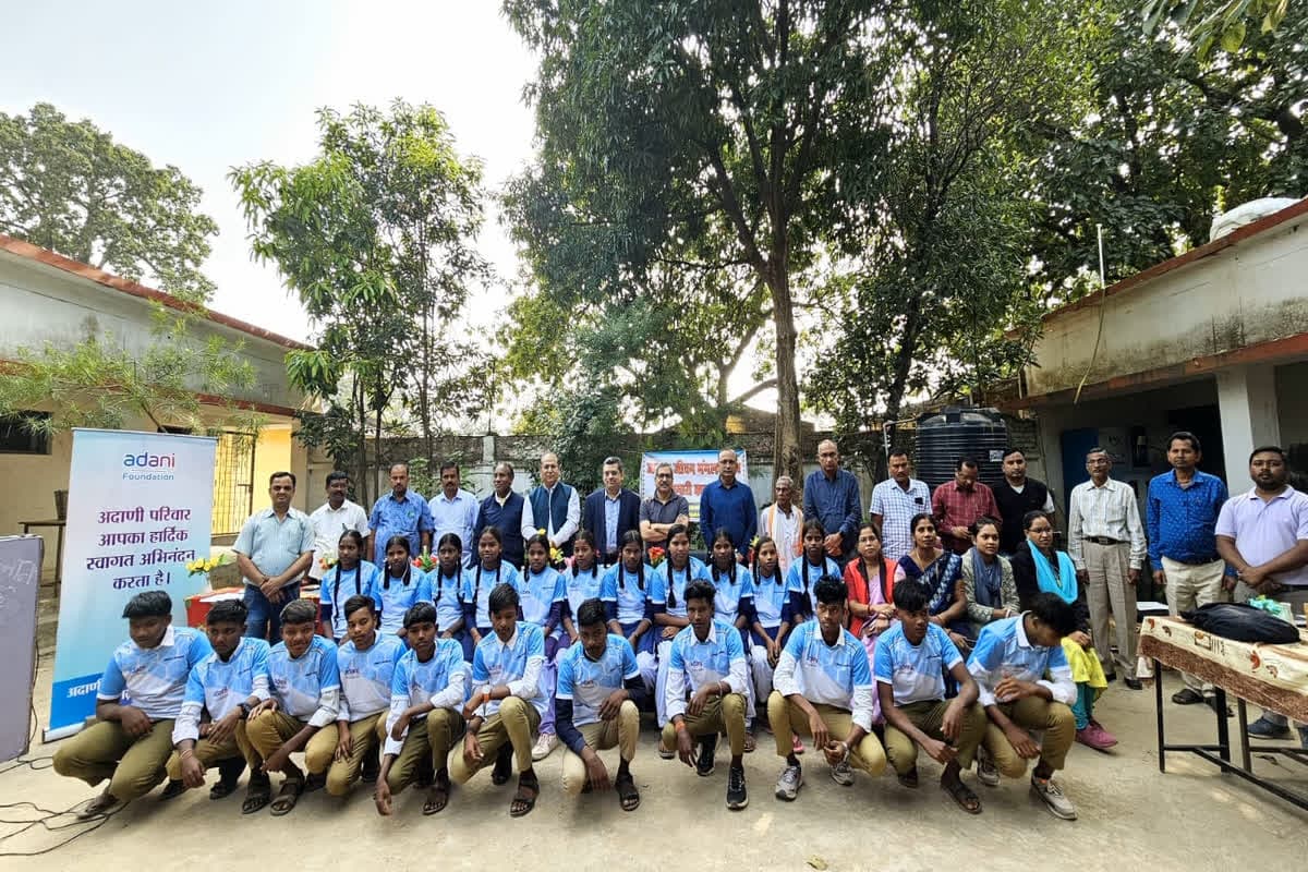Adani Foundation provides Sports Kits : अदाणी फाउंडेशन ने किया जिला और राज्य स्तर के खिलाड़ियों को स्पोर्ट्स किट का वितरण, चीफ फाइनेंशियल ऑफिसर समेत अन्य लोग रहे मौजूद