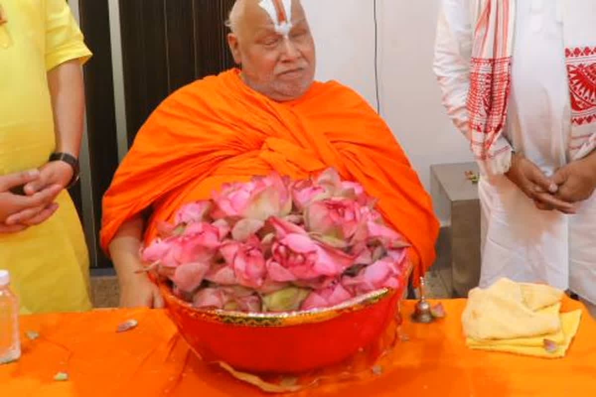 Rambhadracharya on Muslims: ‘काटना है कटने वालों को…मुस्लिम कभी हमारे लिए अपने नहीं हो सकते’ धीरेंद्र शास्त्री की यात्रा के दौरान रामभद्राचार्य का बड़ा बयान