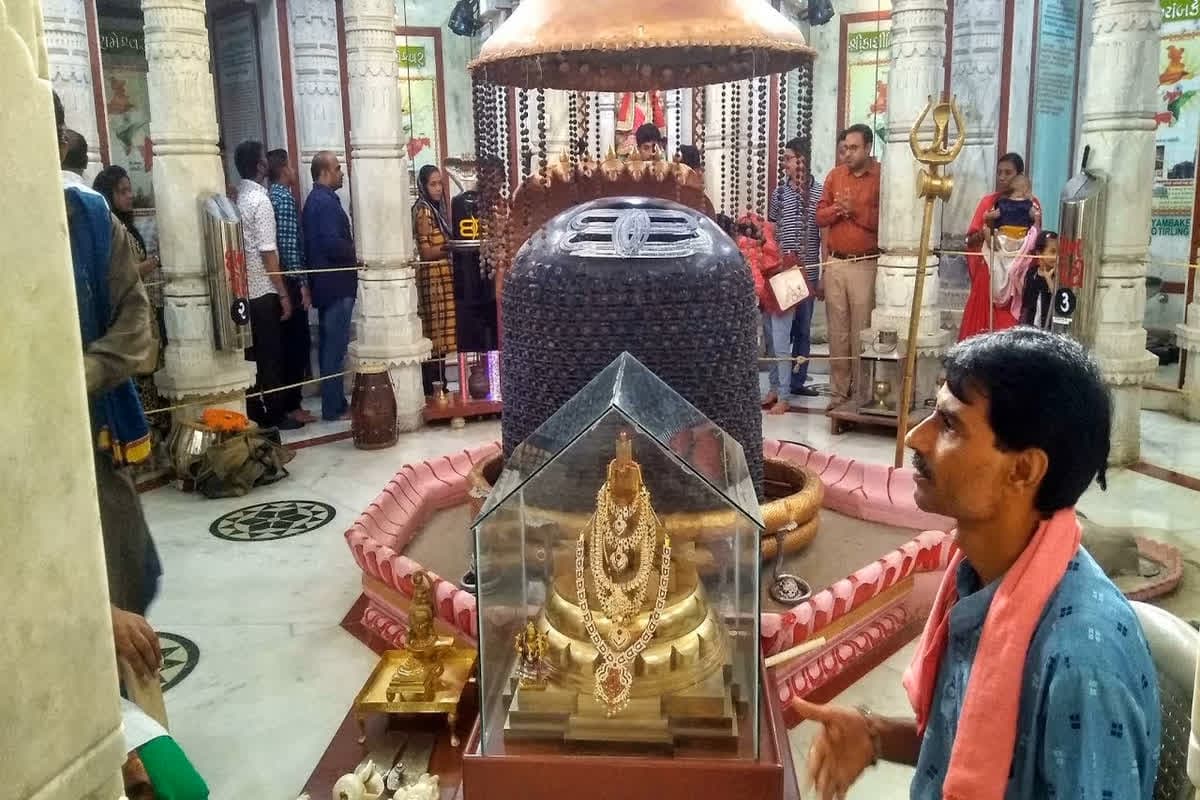 भगवान भोलेनाथ के इस मंदिर में पीली पूजा करने से एक झटके में उतर जाएगा कई वर्षों का कर्ज, शनिवार का दिन होता है बेहद अहम