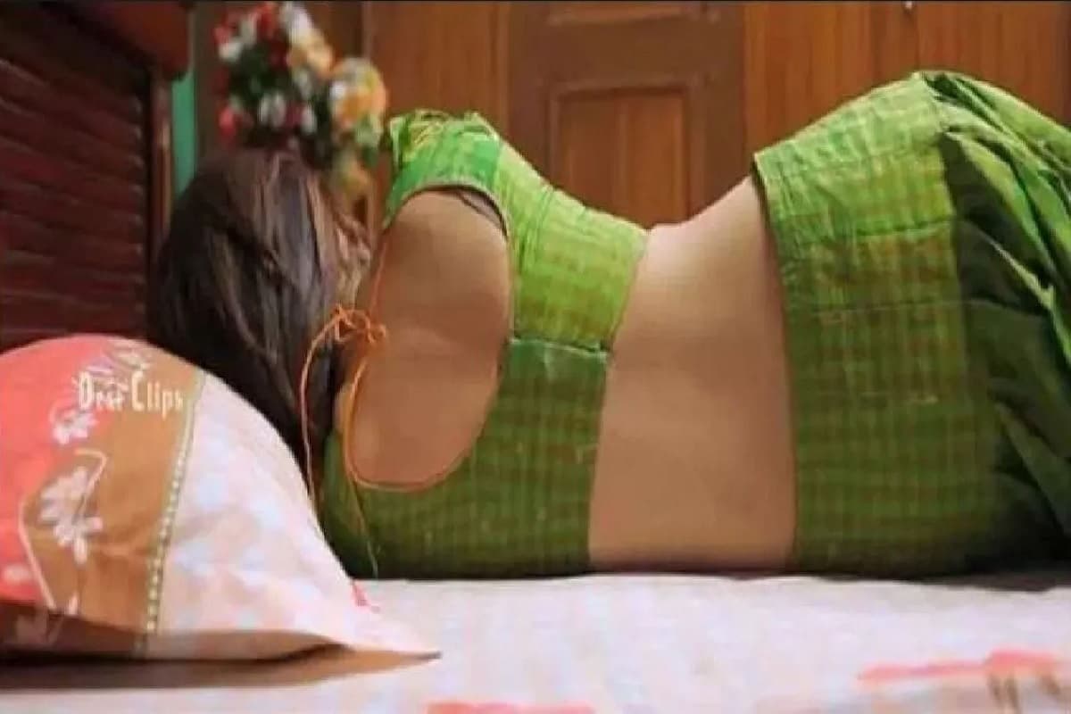 Sexy Video: कैमरा चालू कर बिस्तर पर लेट गई देसी भाभी, फिर दिखाने लगी सेक्सी अदाएं, वायरल हुआ वीडियो