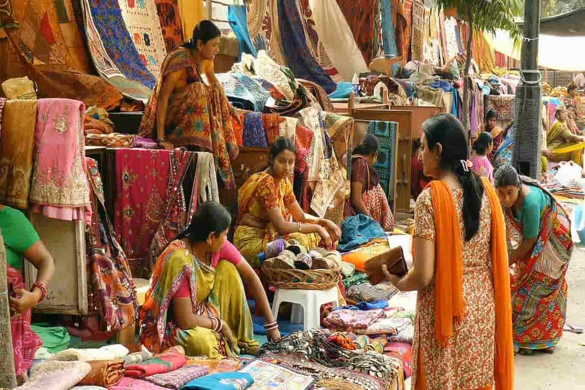 Sunday Market Near Me: राजधानी में संडे मार्केट का शुभारंभ, सस्ते दर पर कपड़ों के साथ खाने पीने की भी चीजें!