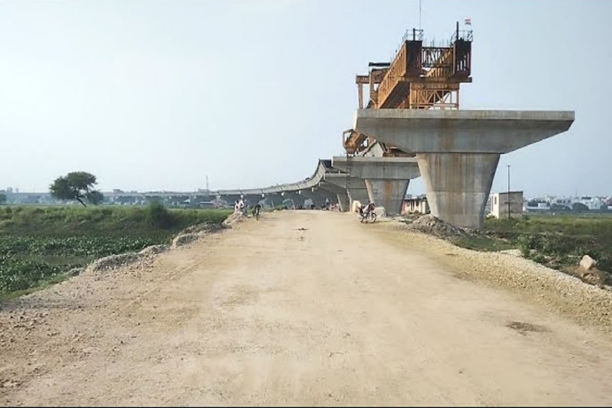 UP Update: कुंभ मेले से पहले पूरा होगा इस नए फोरलेन हाईवे का काम, सड़क किनारे स्थित मंदिरों और भवनों पर चला बुलडोजर, देखें ये वीडियो