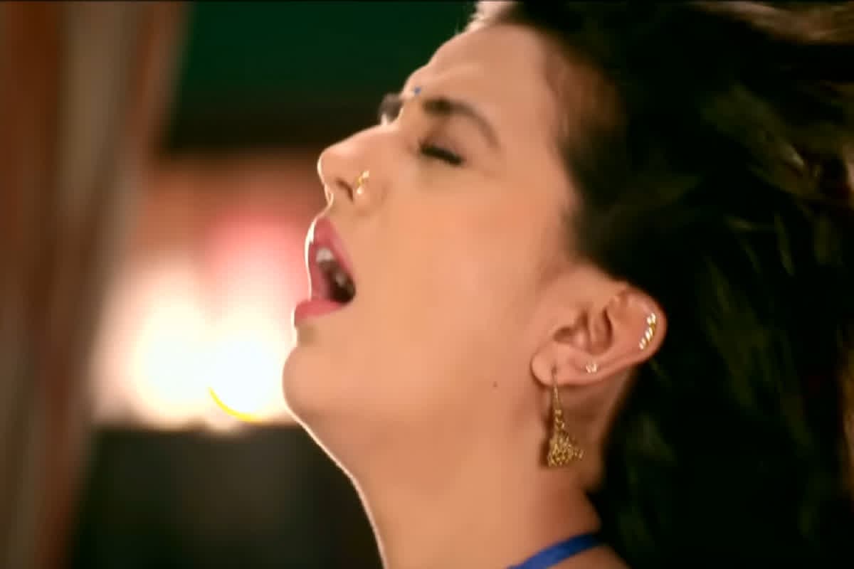 Sexy Video: बेडरुम से सामने आया भोजपुरी एक्ट्रेस का वीडियो, पवन सिंह के साथ कर रही थी रोमांस, अब सोशल मीडिया पर हुआ वायरल
