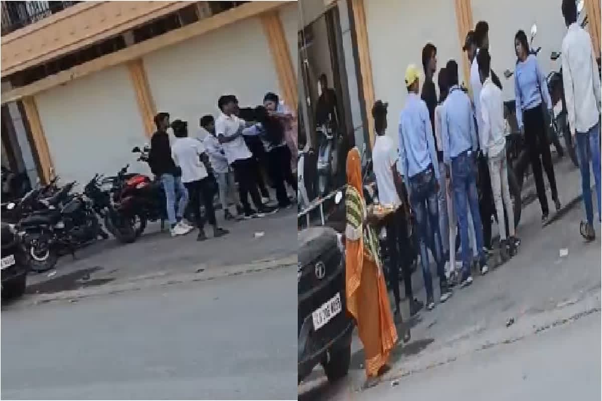 Girls fighting Video : बीच सड़क पर भिड़ी दो लड़कियां, जमकर की मारपीट, हाईवोल्टेज ड्रामे का वीडियो आया सामने