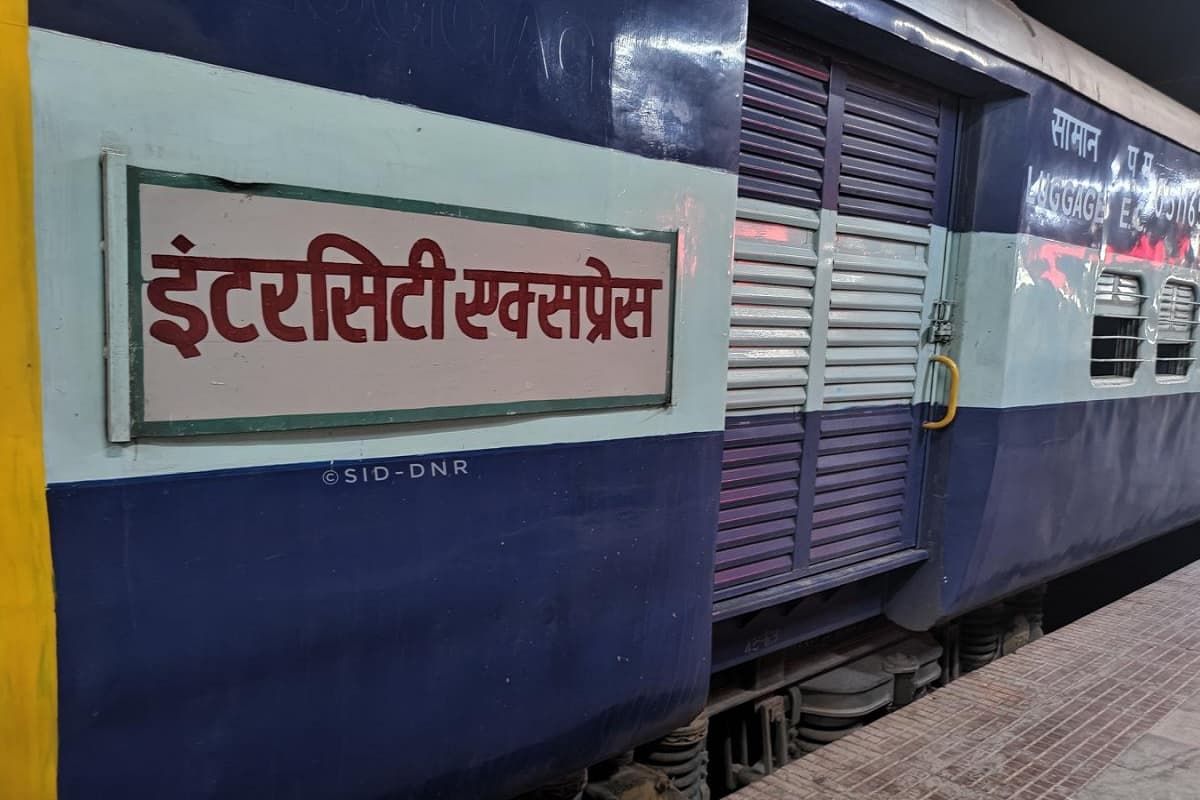 Bhilai News in Hindi: इंटरसिटी एक्सप्रेस के टॉयलेट में इस हाल में मिला युवक, देखकर पुलिस भी रह गई दंग