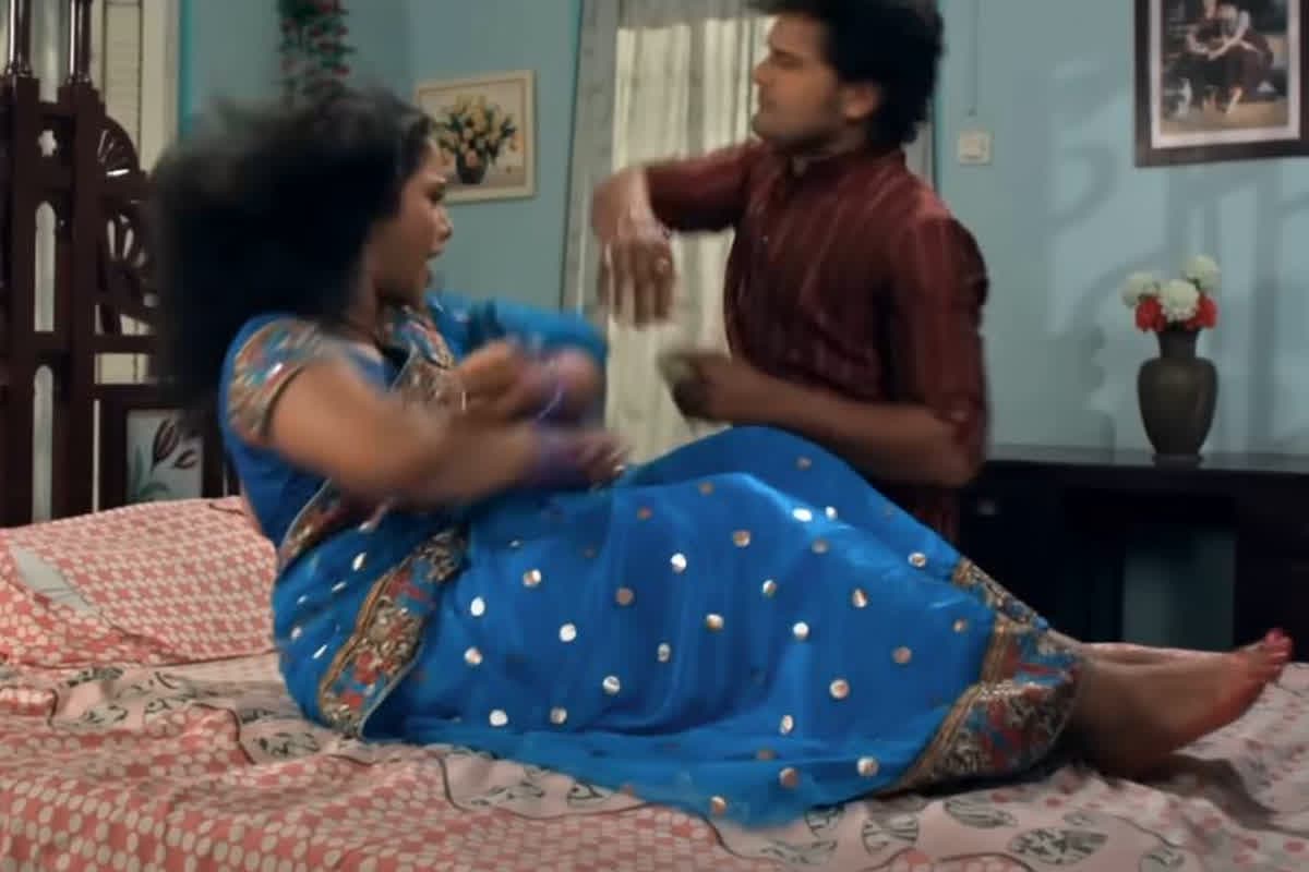 Bhojpuri Adda: खेसारी लाल यादव ने रानी चटर्जी संग किया रोमांस! अब सोशल मीडिया पर वायरल हुआ वीडियो