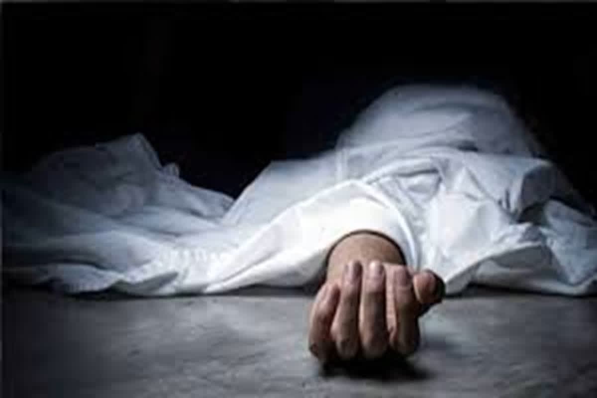 Bihar News: कर्ज में डूबे एक ही परिवार के 5 सदस्यों ने खाया जहर, दंपति की मौत 3 की हालत गंभीर
