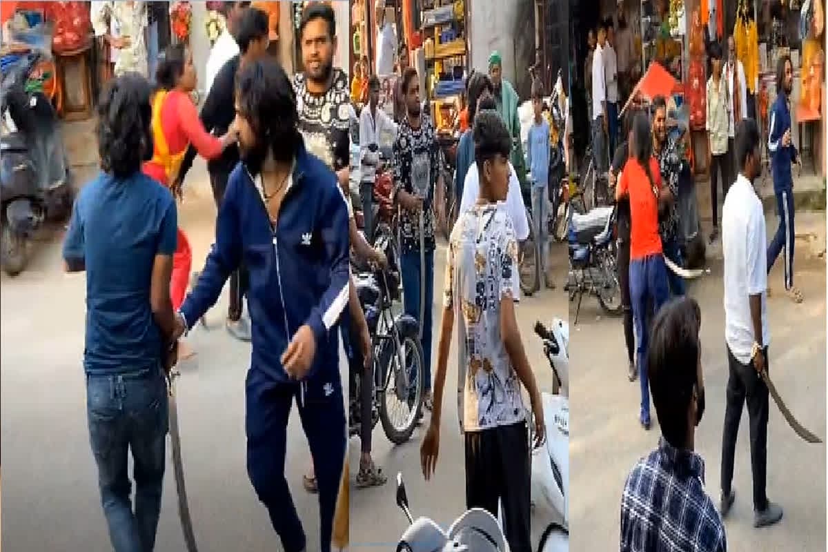 Betul Talwarbaji Viral Video : भरे बाज़ार तलवारबाज़ी करते नज़र आए युवक, जमकर वायरल हो रहा वीडियो