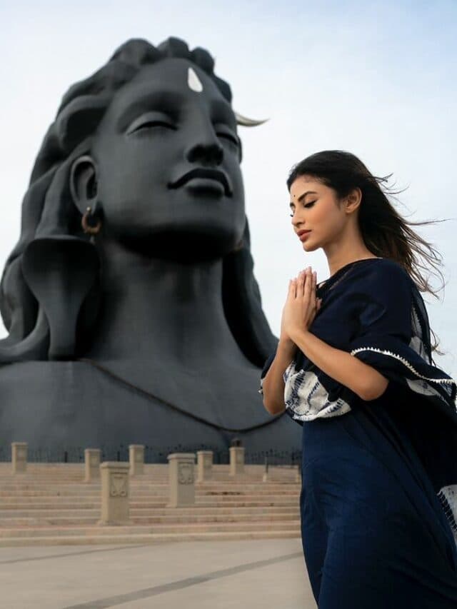Mouni Roy Visit Adiyogi : हाथ जोड़े, शिव भक्ति में लीन दिखीं मौनी रॉय, आदियोगी शिव के किए दर्शन