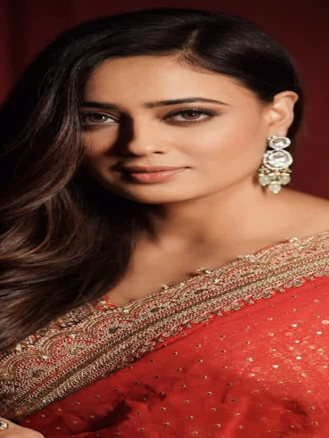 Shweta Tiwari Hot Pics: देसी अवतार में नजर आई Shweta Tiwari, दिलकश अदाओं से फैंस को बनाया दीवाना