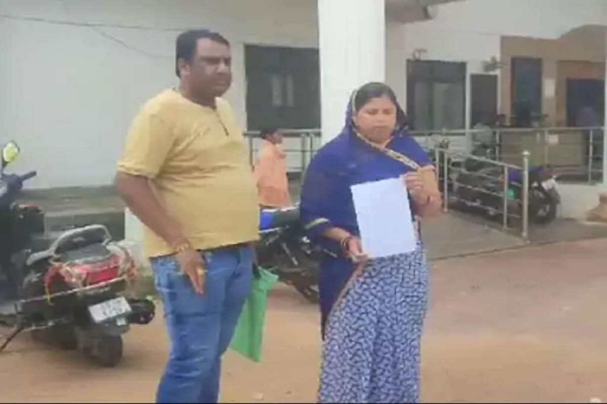CG Hindi News: पति की मौत के बाद विधायक प्रतिनिधि ने घर पर किया कब्जा, अब विधवा महिला ने कलेक्टर से की ये मांग