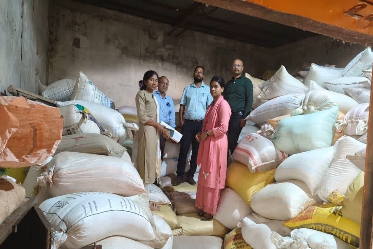 Illegal Paddy Seized: धान खरीदी से पहले जिला प्रशासन की बड़ी कार्रवाई, तीन अलग-अलग जगहों से जब्त किए 400 से भी ज्यादा अवैध धान की बोरी