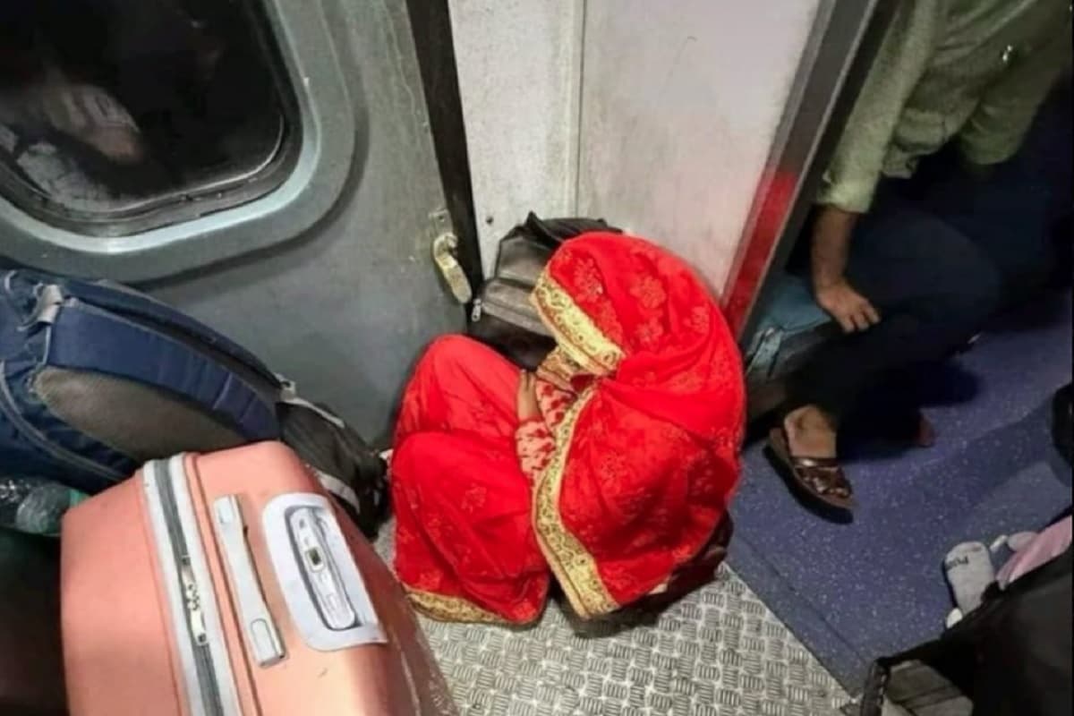 Viral News: नई नवेली दुल्हन को ट्रेन में नहीं मिली सीट, फर्श पर बैठकर करना पड़ा सफर, अब सोशल मीडिया पर वायरल हुआ फोटो