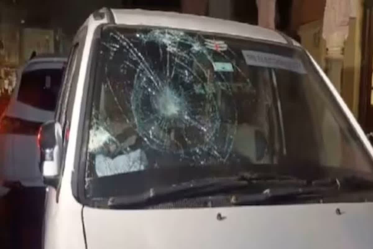 Attack on EVM Vehicle: EVM ले जा रही टीम पर बदमाशों ने किया हमला, कार के शीशे टूटे, मौके पर पहुंची पुलिस