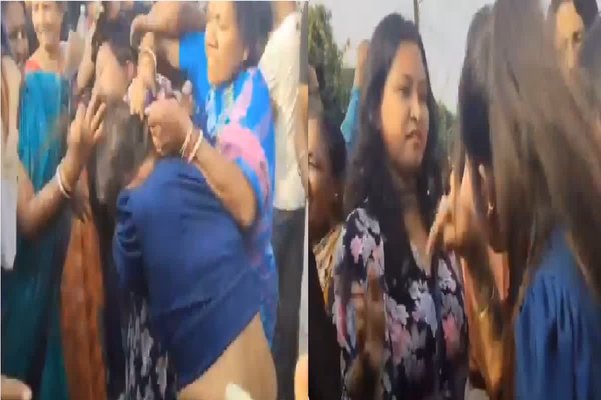 Women Fight Viral Video: दो महिलाओं ने बीच सड़क पर एक दूसरे को पीटा, जमकर नोचे बाल, अब वायरल हुआ वीडियो