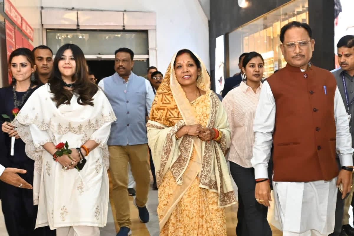 CM Vishnu Deo Sai: सीएम साय ने सपत्नीक देखा फिल्म ‘द साबरमती रिपोर्ट’.. डाइरेक्टर एकता कपूर और ऐक्ट्रेस रिद्धि डोगरा भी रही साथ..