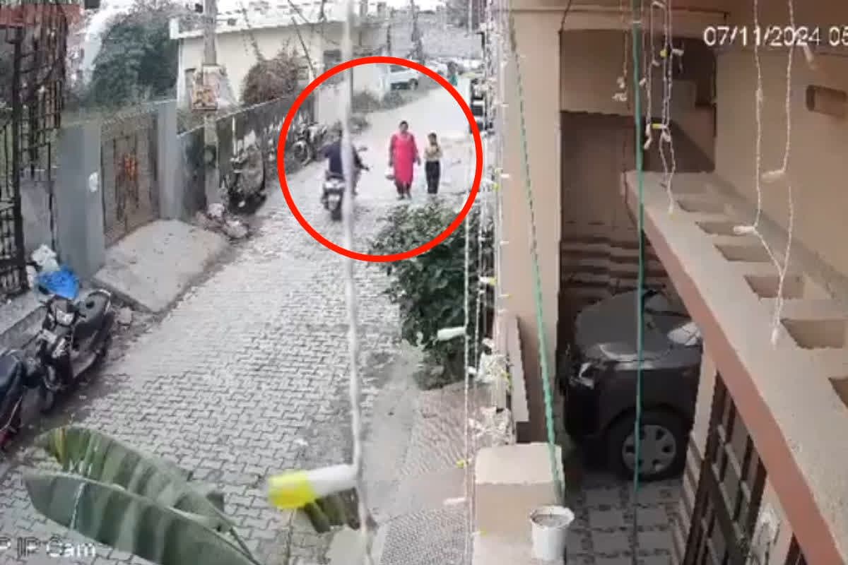 Molesting woman Viral Video: बेटी के साथ पैदल चल रही महिला के स्तन पर फेरा हाथ.. वीडियो हुआ वायरल तो पुलिस ने आरोपी को किया गिरफ्तार, देखें Video..