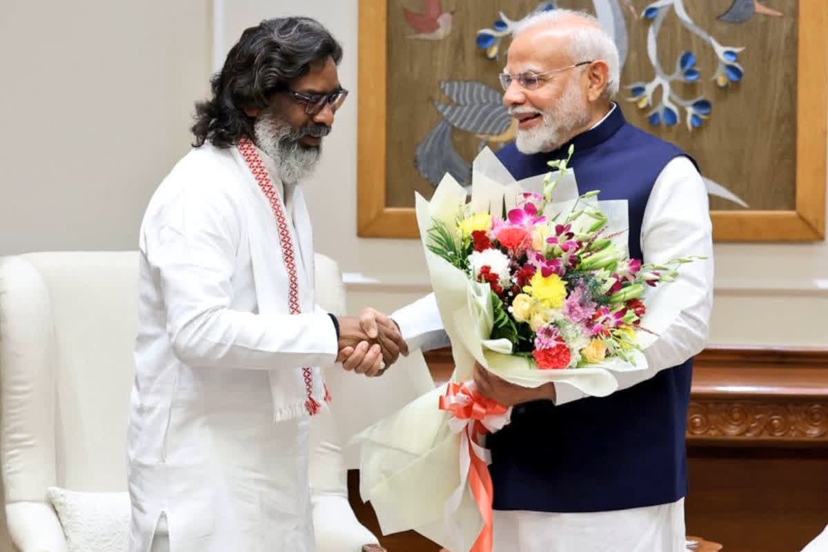 Hemant Soren met PM Modi: पीएम मोदी से मिले झामुमो विधायक हेमंत सोरन और कल्पना द्रौपदी मुर्मू.. शपथ ग्रहण समारोह में शामिल होने दिया आमंत्रण