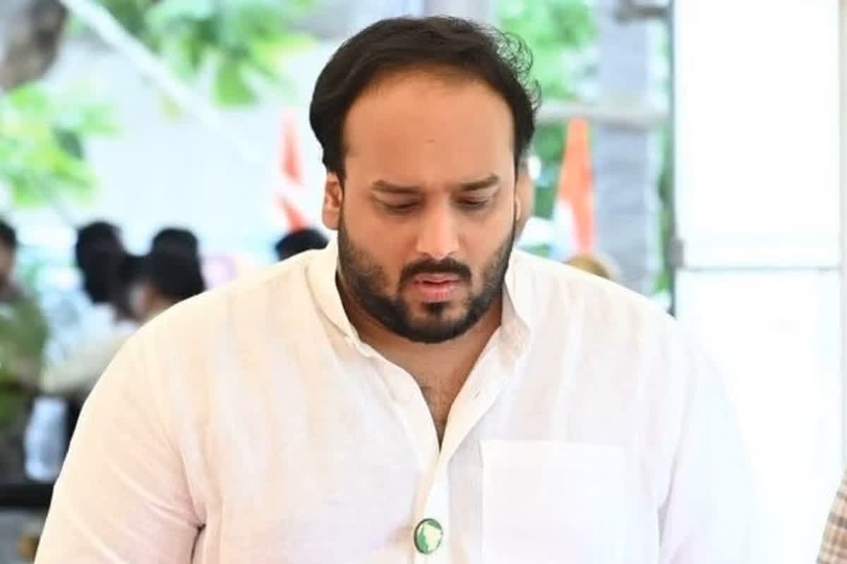 Zeeshan Siddiqui crushing defeat: दिवंगत नेता बाबा सिद्दीकी के बेटे जीशान सिद्दीकी की करारी हार.. 11 हजार से ज्यादा वोटों से शिवसेना उम्मीदवार ने दी शिकस्त